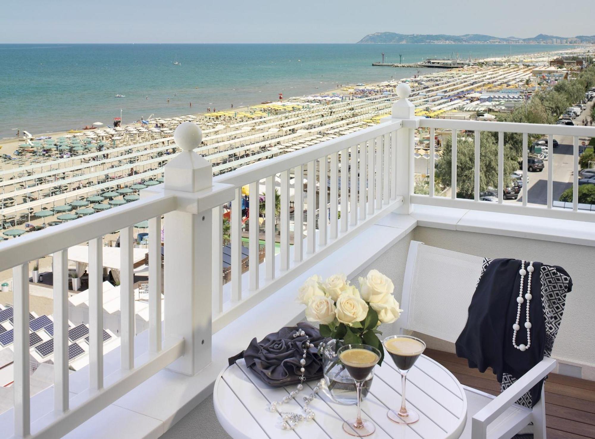 Hotel Tiffany'S Riccione Exterior photo