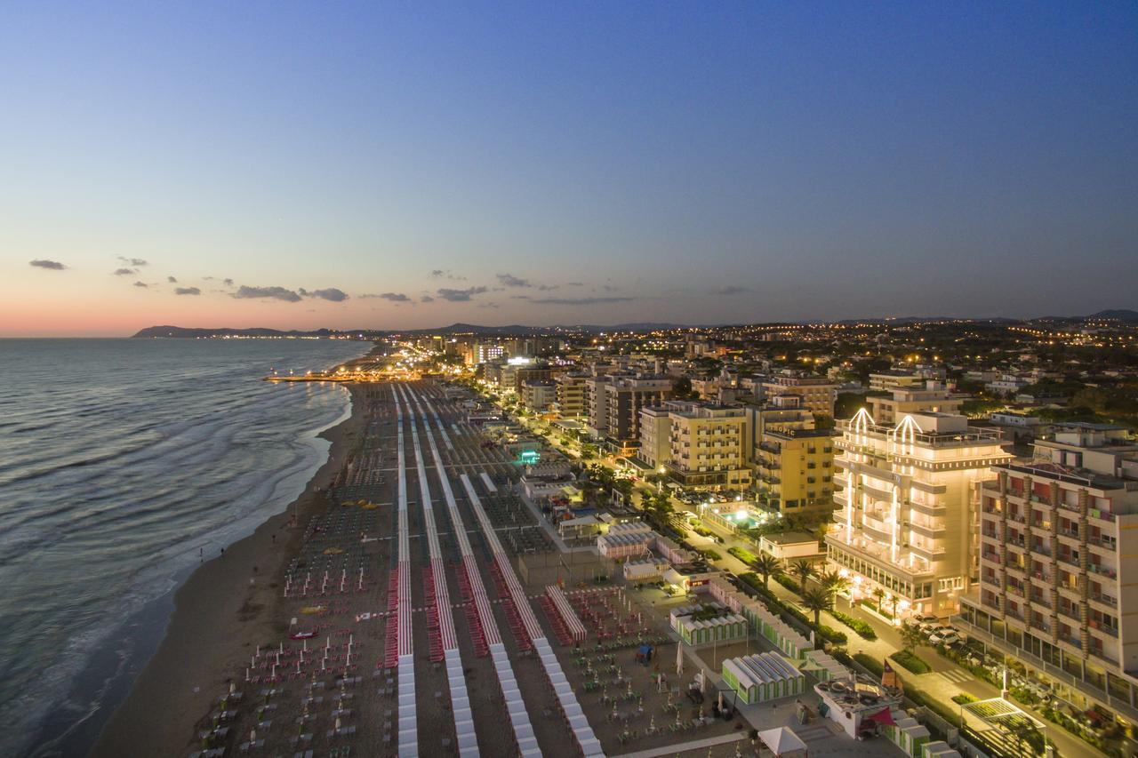 Hotel Tiffany'S Riccione Exterior photo